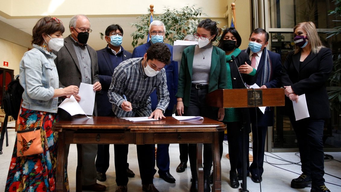 Diputados de oposición presentaron acusación constitucional contra ministro Figueroa