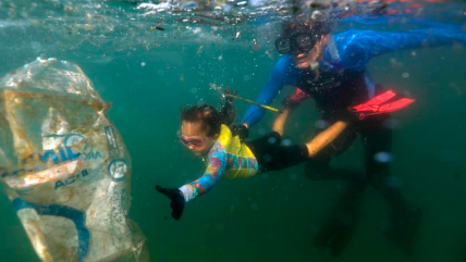   Todo un ejemplo: Niña de cuatro años junto a su padre limpian basura del mar 