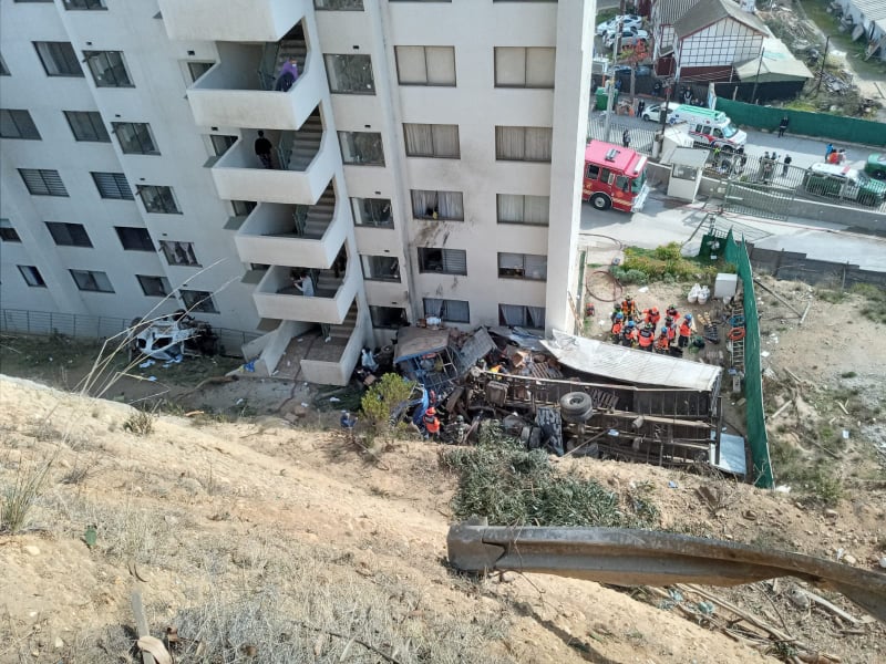 Tres muertos al desbarrancarse dos camiones y un auto en Viña del Mar