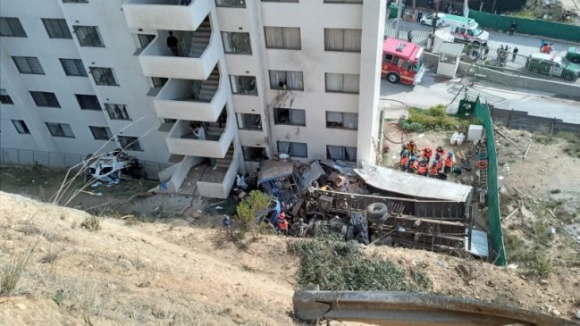 Tres muertos al desbarrancarse dos camiones y un auto en Viña del Mar