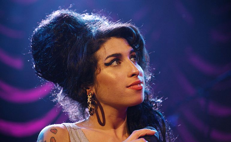 Fanáticos rinden tributo a Amy Winehouse una década después de su muerte