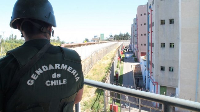 Seis reos de la Cárcel de Valparaíso se fugaron aprovechando la entrega del pan