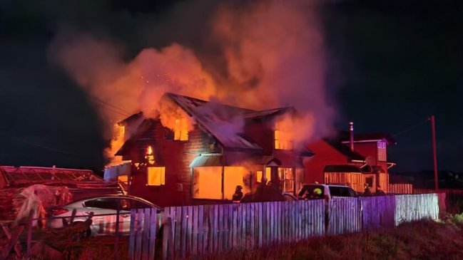 Dos personas fallecieron tras incendio de una vivienda en Quellón