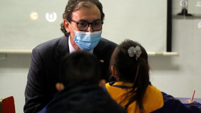Mineduc espera que 10 mil colegios retomen clases presenciales en dos semanas