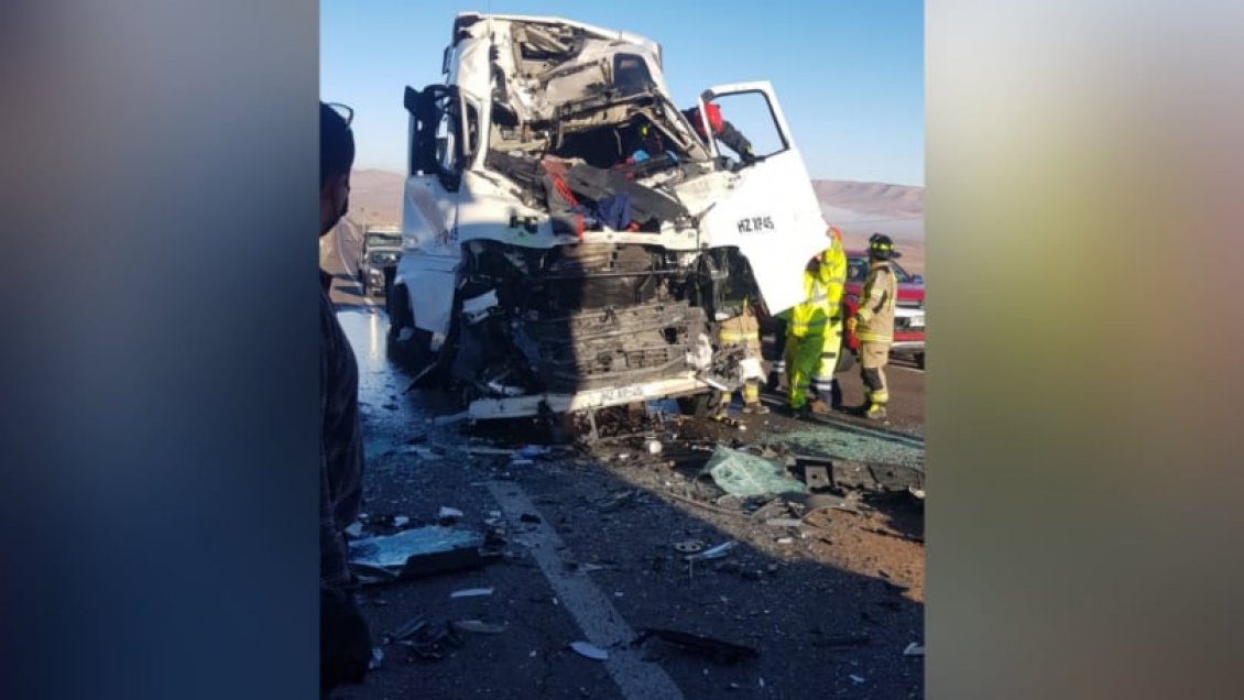 Colisión por alcance entre camiones dejó un lesionado al interior de Iquique