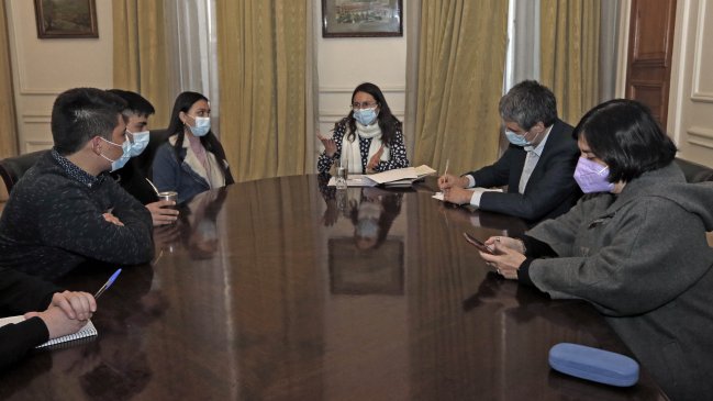   Tras nueva toma, alcaldesa de Santiago se reunió con el Centro de Alumnos del Instituto Nacional 