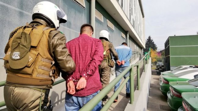 Carabineros detuvo a dos hombres por robo de furgón escolar en Chillán Viejo: lo chocaron