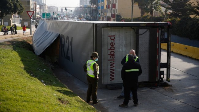 Camión se volcó en avenida de Valparaíso