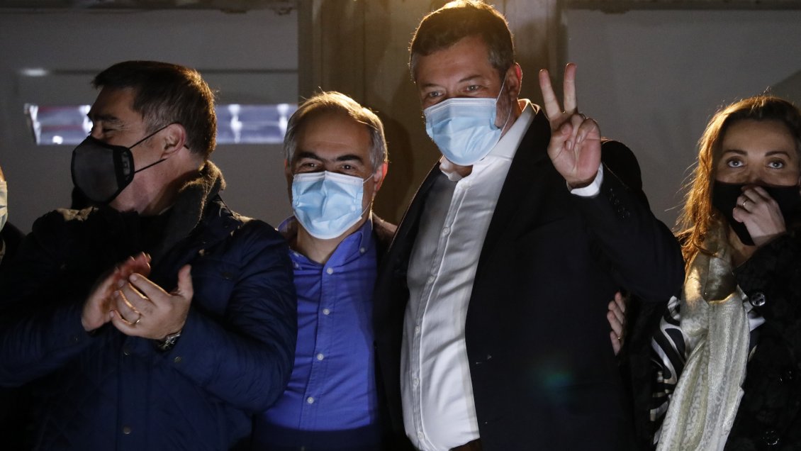 Desbordes y falta de apoyo en RN a su candidatura: Todos vimos a Chahuán bailando en el comando de Sichel