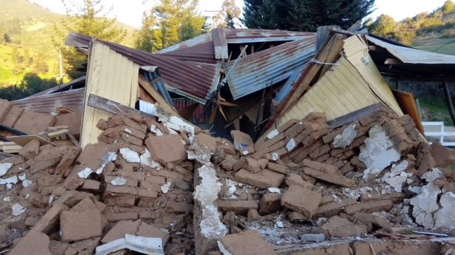 Profesoras salvaron por suerte tras caída de muro de adobe en escuela de Curepto