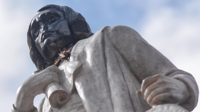 Manifestantes intentaron derribar un monumento de Cristóbal Colón en Bolivia