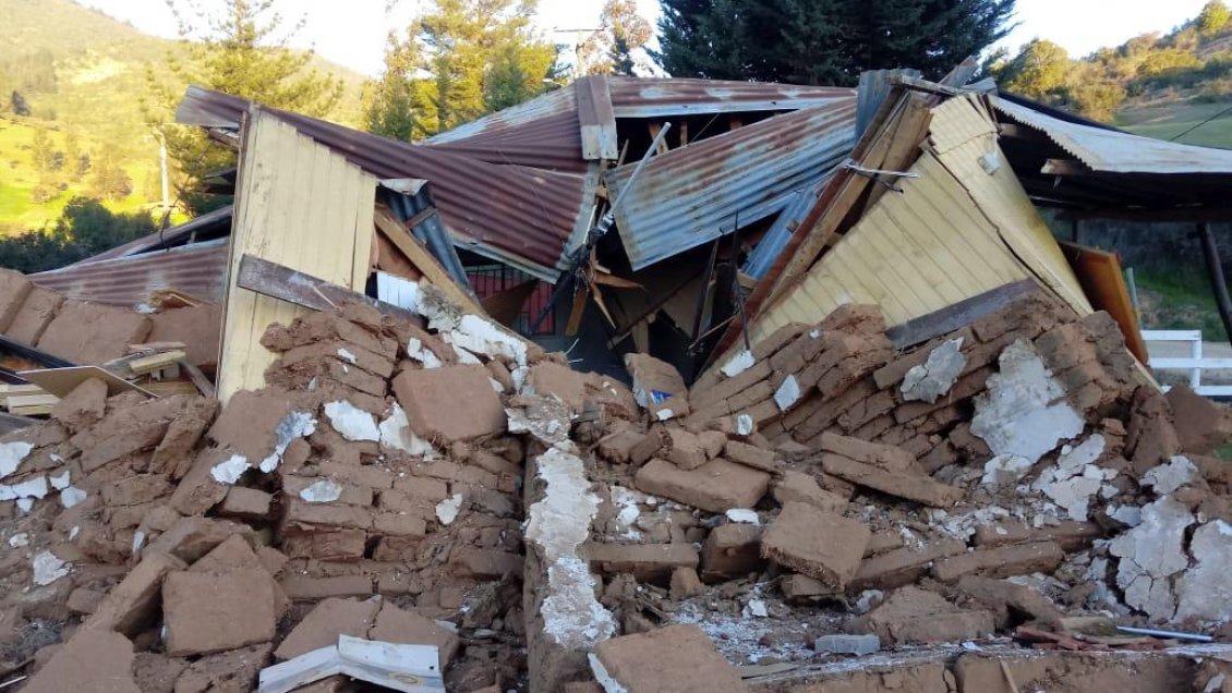 Profesoras salvaron por suerte tras caída de muro de adobe en escuela de Curepto