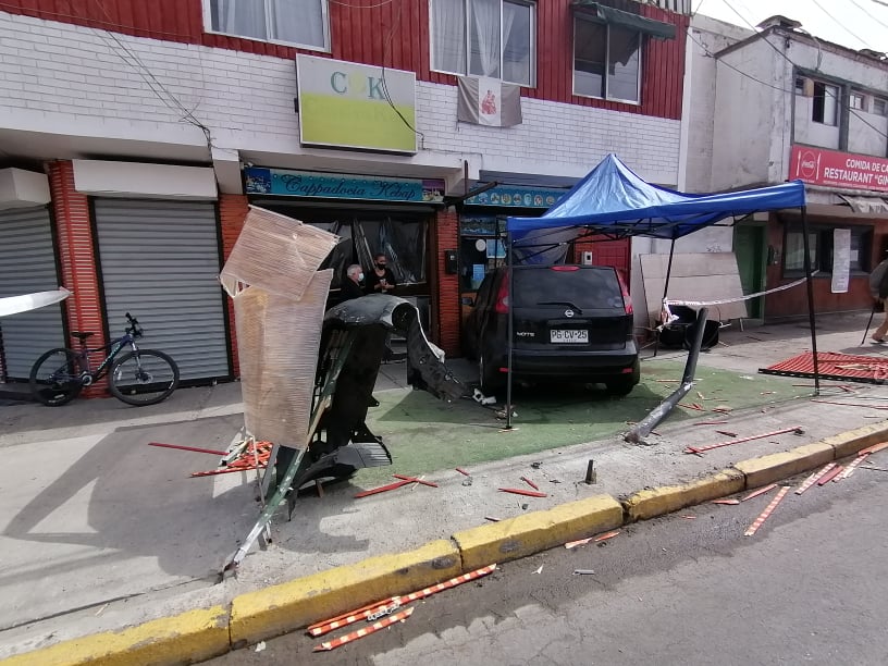Iquique: Auto chocó contra restaurante y atropelló a cliente que esperaba su pedido