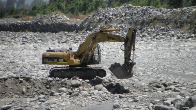 Corte ordena paralizar faena de extracción de áridos en Navidad