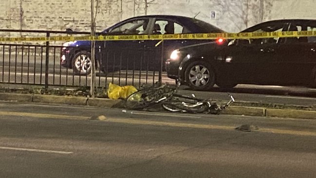 Ciclista murió tras ser impactado por vehículo en el centro de Santiago