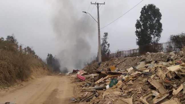 Quilpué y Villa Alemana buscan aunar esfuerzos para erradicar extenso basural de Alto El Yugo