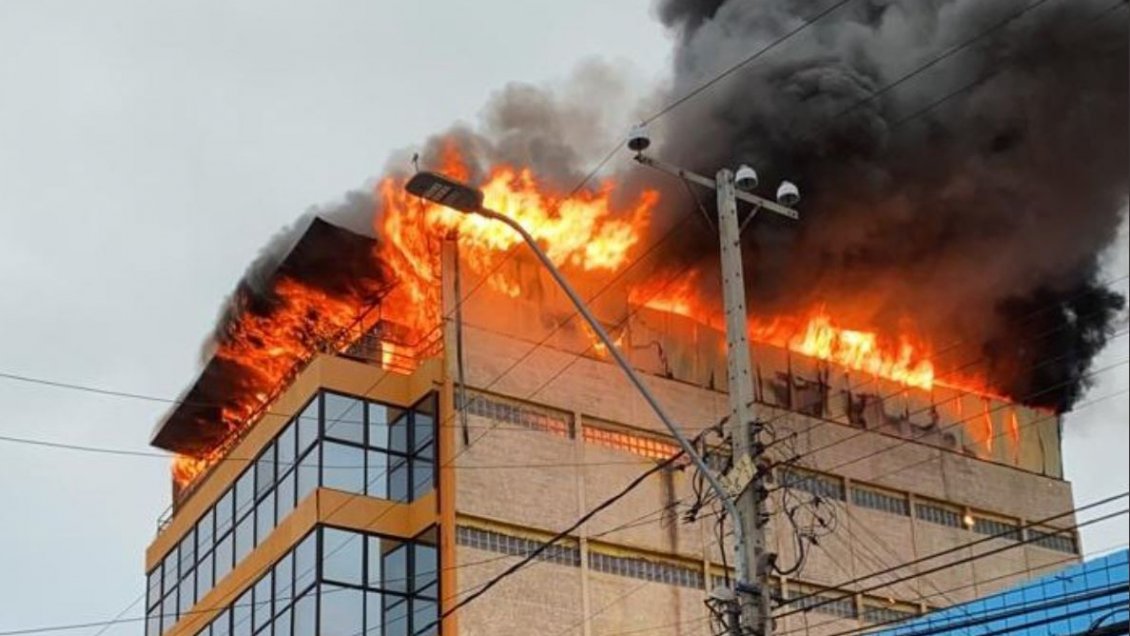 Incendio afectó a una fábrica de ropa industrial en el centro de Iquique