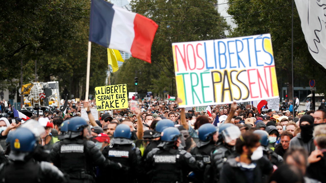 Franceses se manifiestan por cuarto sábado consecutivo contra el pase sanitario