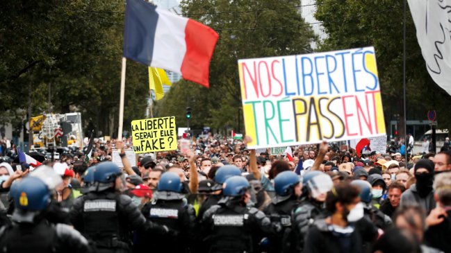 Franceses se manifiestan por cuarto sábado consecutivo contra el pase sanitario