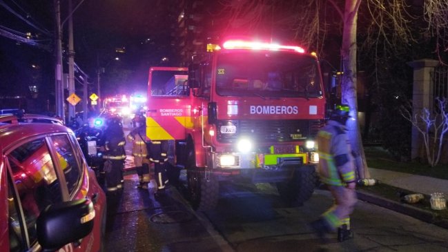 Incendio afectó a dos departamentos de un edificio en Las Condes