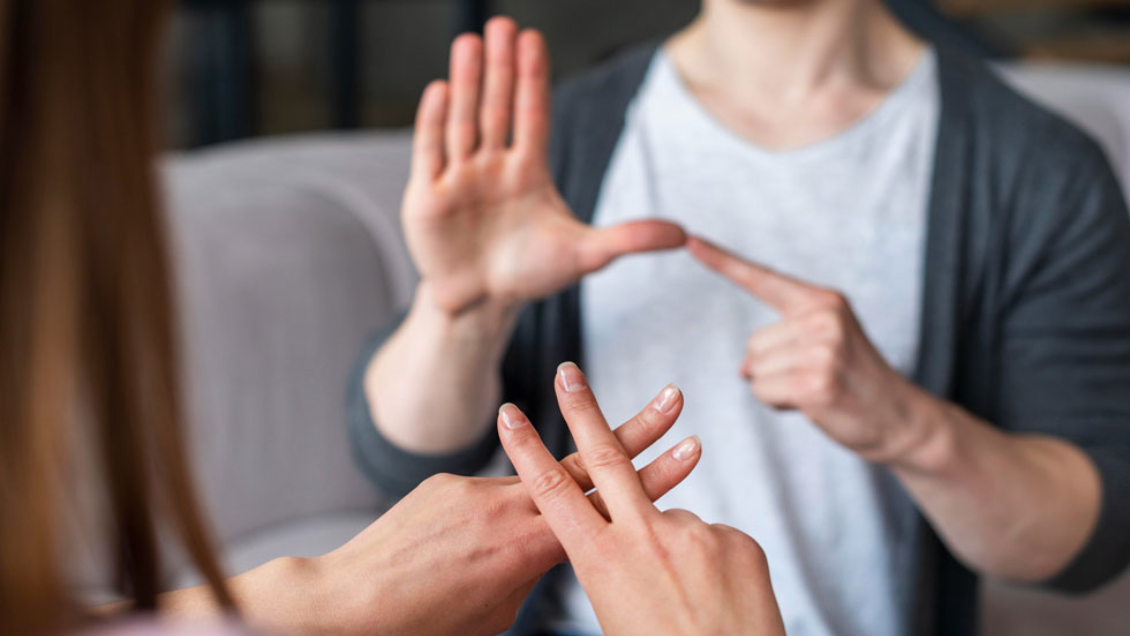 Canales de TV deberán subtitular y poner lengua de señas a las noticias relacionadas con Covid