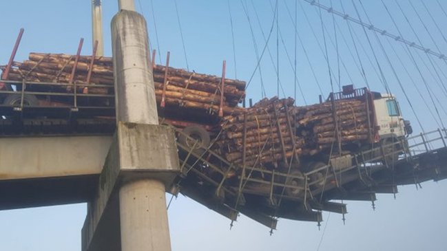 Puente colapsó y camión terminó colgando en Carahue