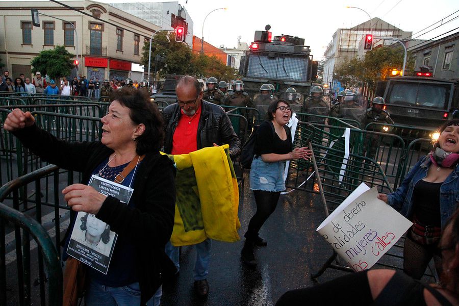 Condenan a ex carabinero por innecesaria violencia contra estudiante en marcha del 8M