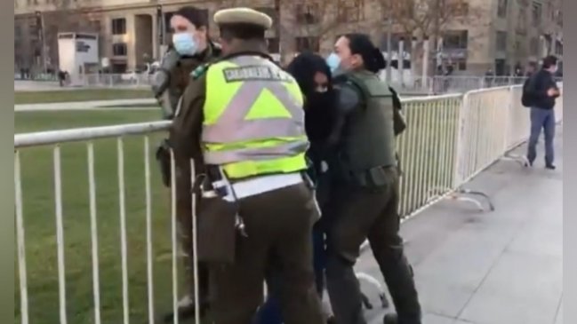 Miembros de la ACES se encadenaron frente a La Moneda y entraron a la Plaza de la Ciudadanía
