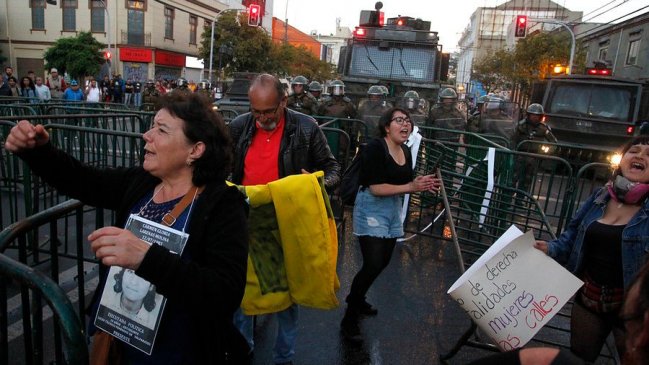 Condenan a ex carabinero por innecesaria violencia contra estudiante en marcha del 8M
