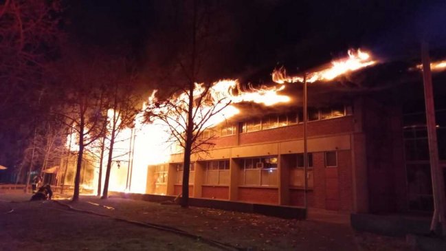 Incendio afectó a Instituto de Astrofísica de la Universidad Católica