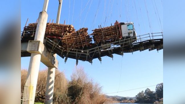 Carahue: Comenzaron los trabajos para retirar el camión forestal que quedó colgando de puente tras destruirlo