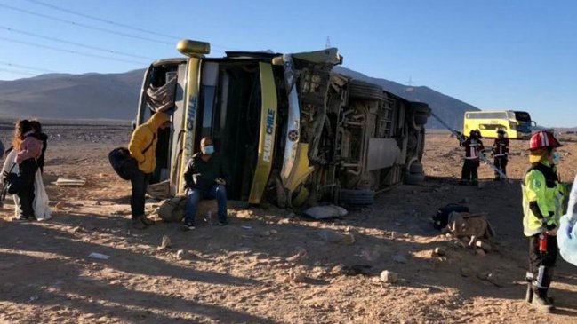 Bus Santiago-Calama con 30 personas a bordo volcó en la Ruta 5 Norte