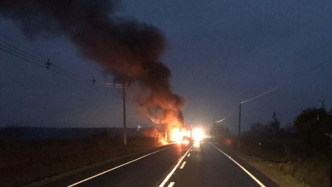 Camión resultó completamente quemado en la ruta que une Collipulli con Angol