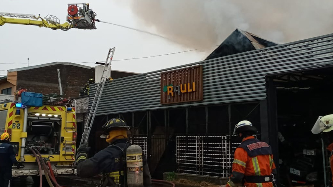 Incendio afecta a barraca con maderas en Temuco