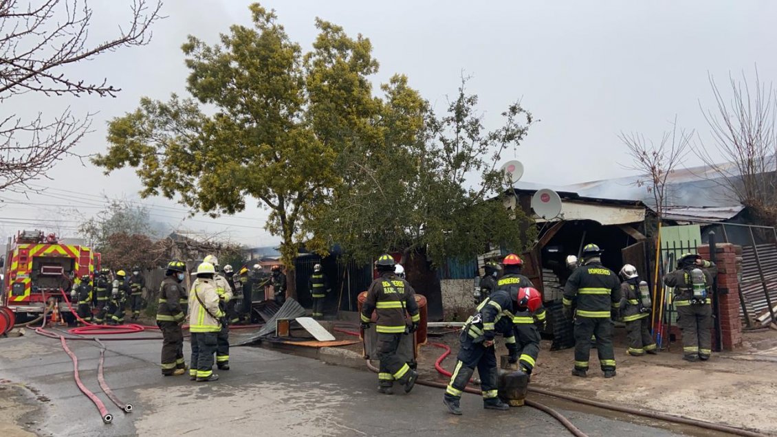 Incendio afecta a tres viviendas en población Hermanos Vera de Rancagua