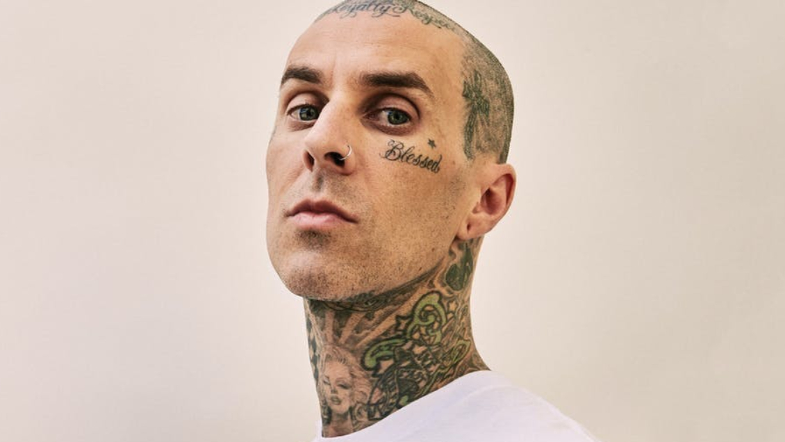 Travis Barker se sube por primera vez a un avión después de sobrevivir a fatal accidente