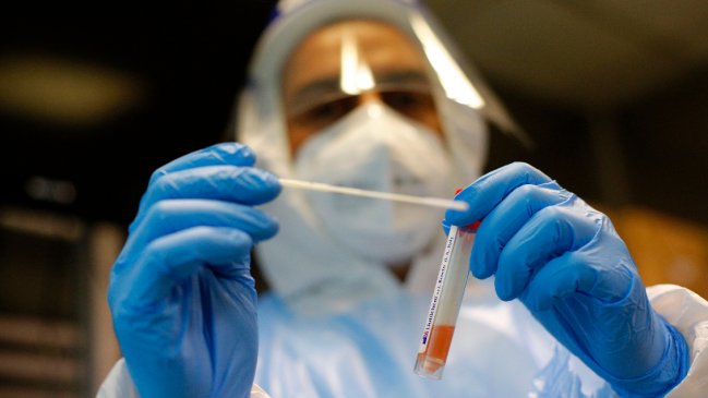 Valparaíso: Infectólogo UV advierte ralentización en baja de contagios y posible rebrote