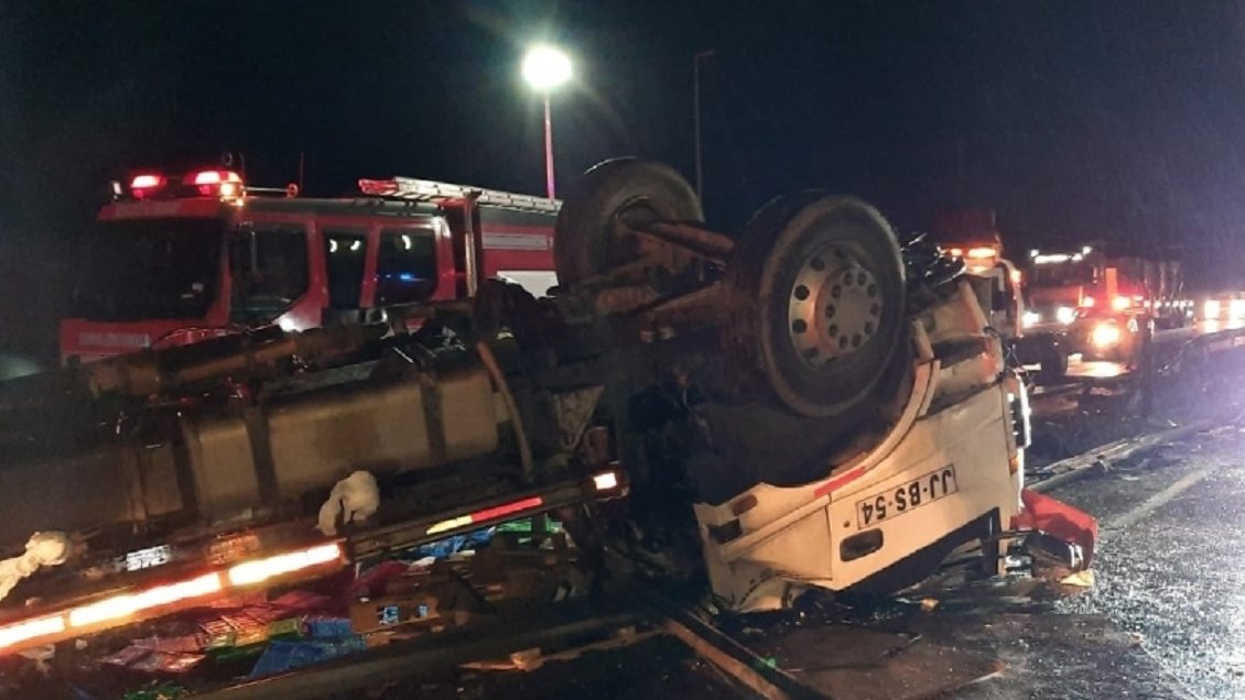 Dos muertes violentas esta noche en Maule: Incendio de casa y volcamiento de camión