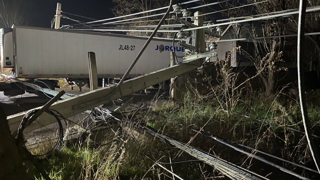 Camión derribó 24 postes de luz en camino a Lonquén
