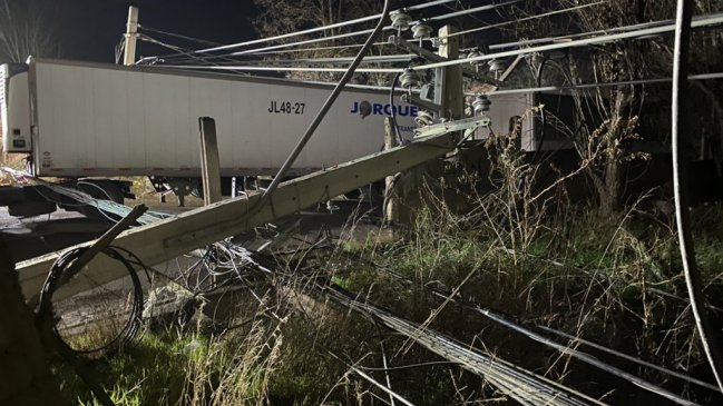 Camión derribó 24 postes de luz en camino a Lonquén