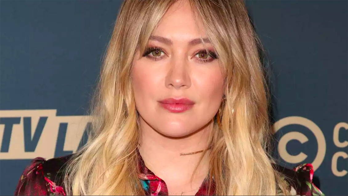 Hillary Duff dio positivo a variante Delta tras iniciar grabaciones de spin-off de 