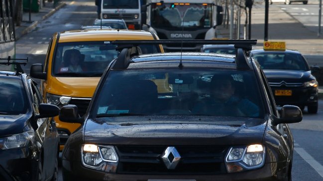 Reparación del alumbrado derribado en Camino a Lonquén provoca alta congestión