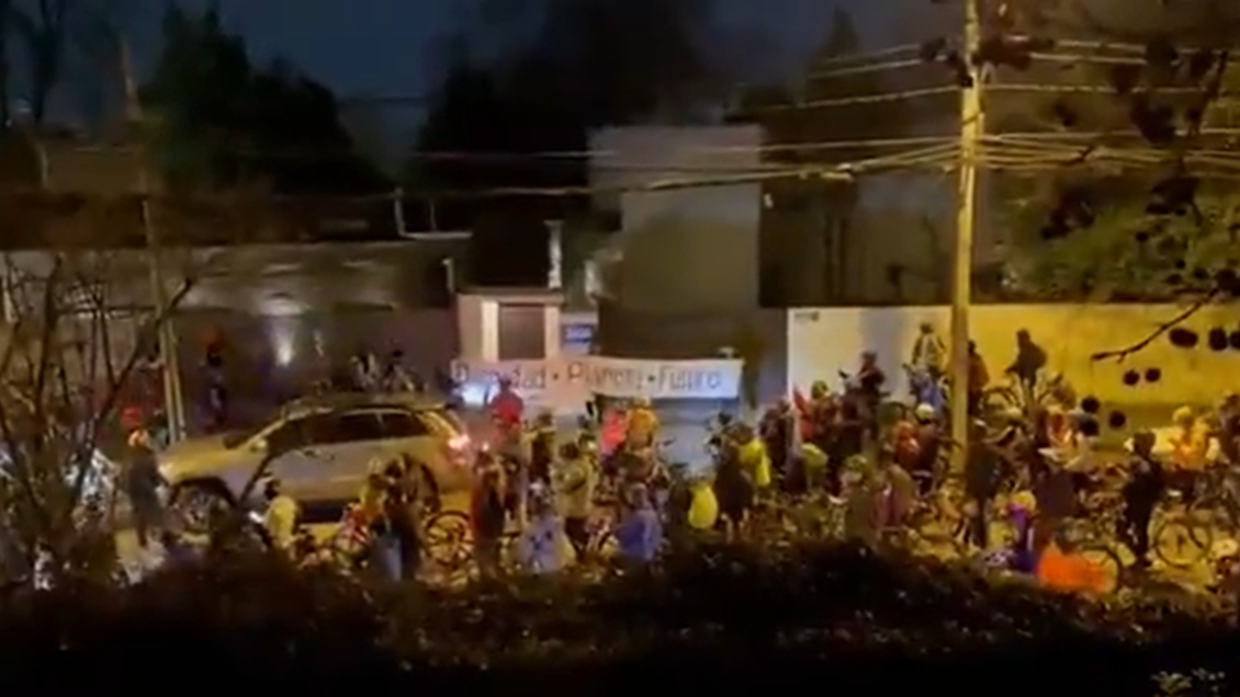 Manifestantes hicieron rayados en casa de la ministra Schmidt: UDI lo repudia