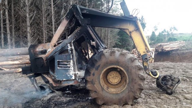 Al menos tres máquinas forestales destruidas dejó un ataque incendiario en Lumaco