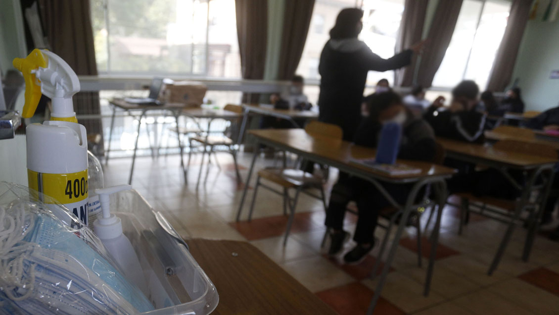 Impacto de pandemia en profesores: Jornadas sobre 16 horas y altos niveles de crisis emocional