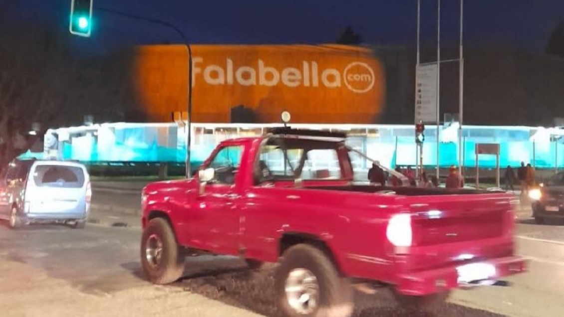 UdeC, en picada contra Falabella por proyectar nueva marca sin permiso en edificios patrimoniales