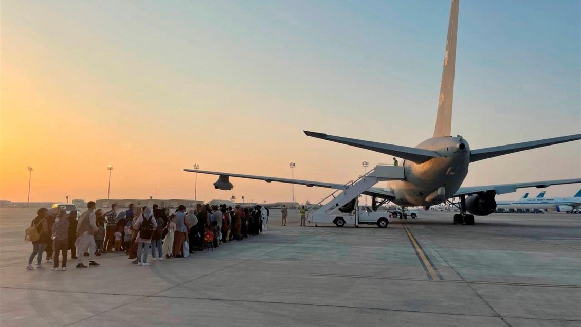 Talibanes aseguran que permitirán vuelos civiles tras el fin de la evacuación