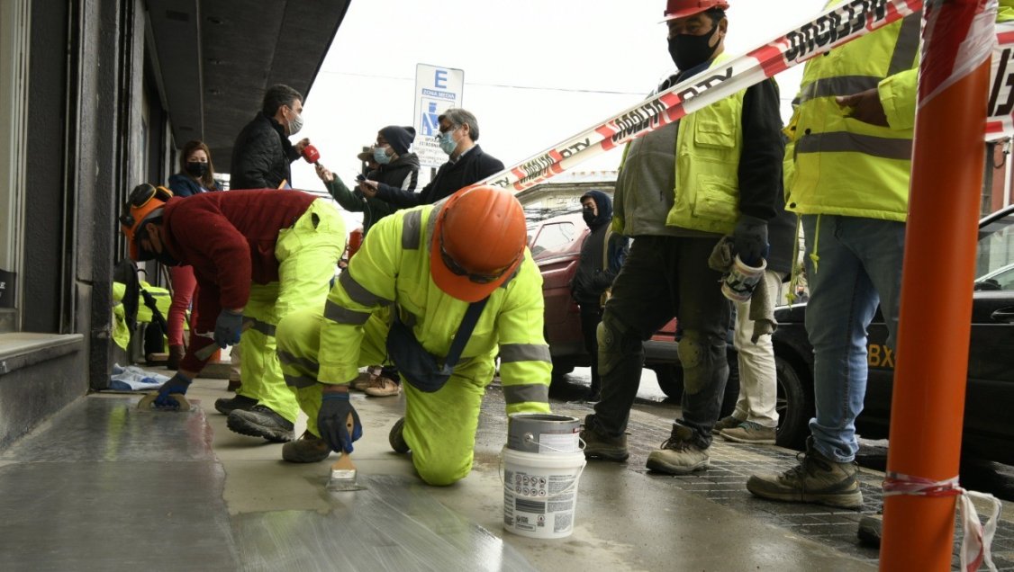 Chillán: Nuevas veredas lisas derriban a transeúntes y complican a la alcaldía
