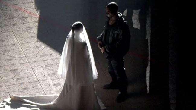 ¿Habrán regresado?: Kanye West se “casó” nuevamente con Kim Kardashian para promocionar su próximo álbum