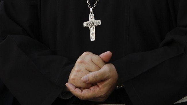   Jesuitas investigan a sacerdote de 89 años por 